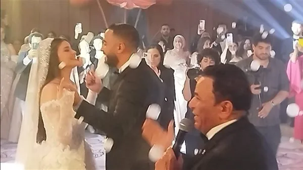 محمد فؤاد يتقدم بأداء أغنية «أنا بين إيديك» في احتفال زفاف ابنته بسملة محمد فؤاد يتقدم بأداء أغنية «أنا بين إيديك» في احتفال زفاف ابنته بسملة