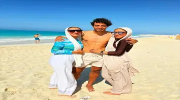 محمد هاني يستمتع بإجازته مع زوجته وشقيقته على شاطئ البحر (صور)