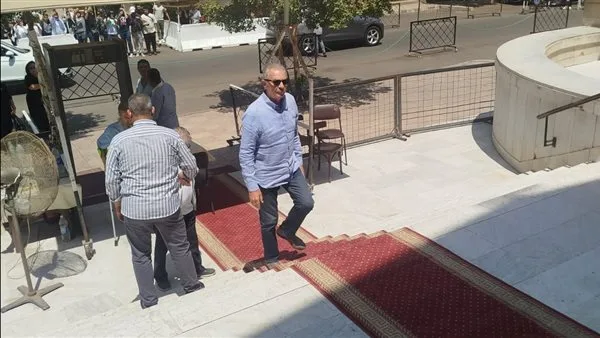 محمود حميدة وبشرى ومنير مكرم يحضرون مراسم دفن الفنان لطفي لبيب في مصر الجديدة
