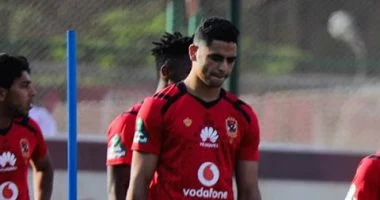 مدافع البنك يقترب من الانتقال إلى الأهلي لتعزيز الخط الدفاعي في فترة الانتقالات الصيفية. مدافع البنك يقترب من الانتقال إلى الأهلي لتعزيز الخط الدفاعي في فترة الانتقالات الصيفية.