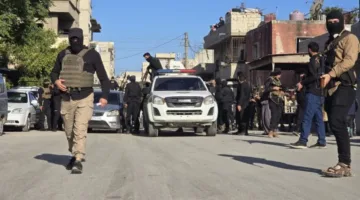 مداهمات عنيفة في القرداحة… وتصاعد الغضب بعد مقتل ثلاثة شبان من الطائفة العلوية