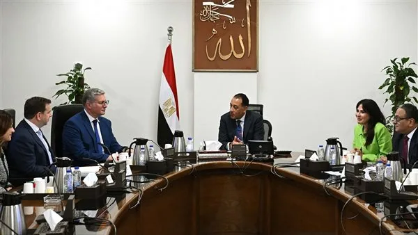 مدبولي: الحكومة مصممة على تعزيز استثمارات «شل» العالمية وتسوية مستحقات الشركاء الأجانب في قطاع البترول. مدبولي: الحكومة مصممة على تعزيز استثمارات «شل» العالمية وتسوية مستحقات الشركاء الأجانب في قطاع البترول.