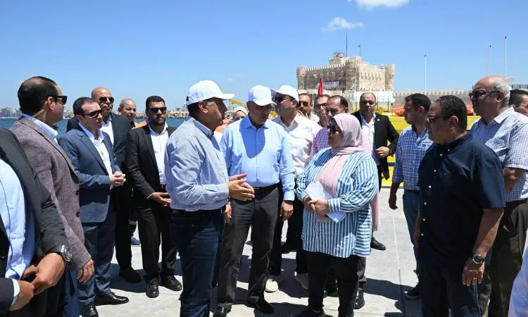 مدبولي يزور موقع مشروع إنشاء الحواجز البحرية وأعمال حماية السواحل مدبولي يزور موقع مشروع إنشاء الحواجز البحرية وأعمال حماية السواحل