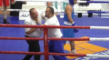 مدرب الملاكمة يعتدي على حكم المباراة