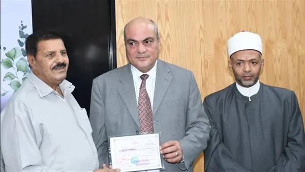 مدير “تعليم الكبار” يوزع الشهادات للطلاب الذين تجاوزوا الأمية في شركة ميناء القاهرة الجوي. مدير “تعليم الكبار” يوزع الشهادات للطلاب الذين تجاوزوا الأمية في شركة ميناء القاهرة الجوي.