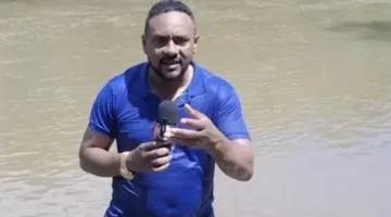 مراسل يكتشف جثة طفلة مفقودة أثناء البث المباشر (فيديو)
