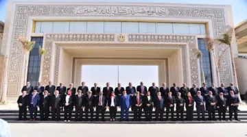 مرشحو “حماة الوطن” يلتقطون صورًا تذكارية أمام “ساحة الشعب” قبيل مؤتمرهم