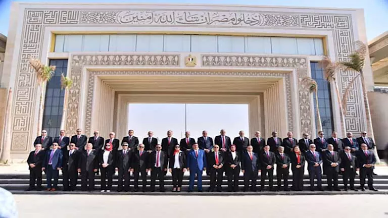 مرشحو “حماة الوطن” يلتقطون صورًا تذكارية أمام “ساحة الشعب” قبيل مؤتمرهم مرشحو “حماة الوطن” يلتقطون صورًا تذكارية أمام “ساحة الشعب” قبيل مؤتمرهم