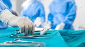 مستشفى جامعة الأزهر في أسيوط removes a 7-kilogram tumor from a 38-year-old patient.