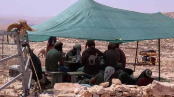 مستعمرون يقيمون خيامًا استيطانية في قرية المنيا