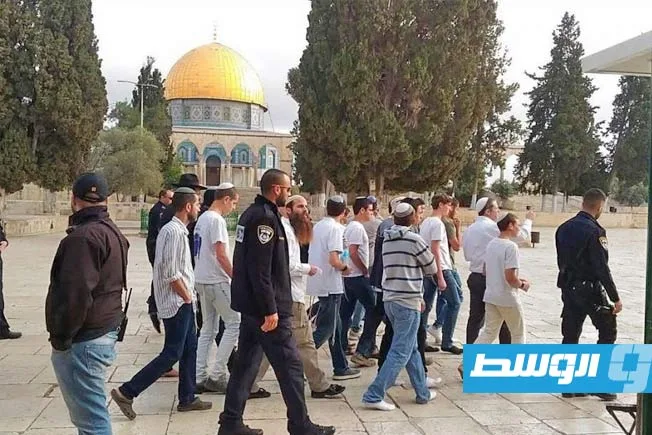مستوطنون صهاينة يدخلون المسجد الأقصى بالقوة مستوطنون صهاينة يدخلون المسجد الأقصى بالقوة