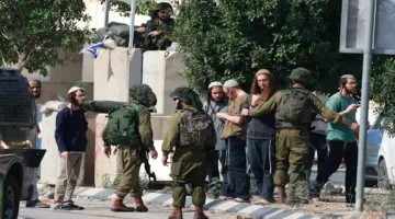 مستوطنون يعتدون على قريتين بالقرب من رام الله ويشعلون النار في سيارات فلسطينية