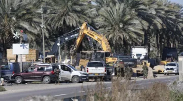 مستوطنون يقومون بتجريف الأراضي الزراعية في شلال العوجا