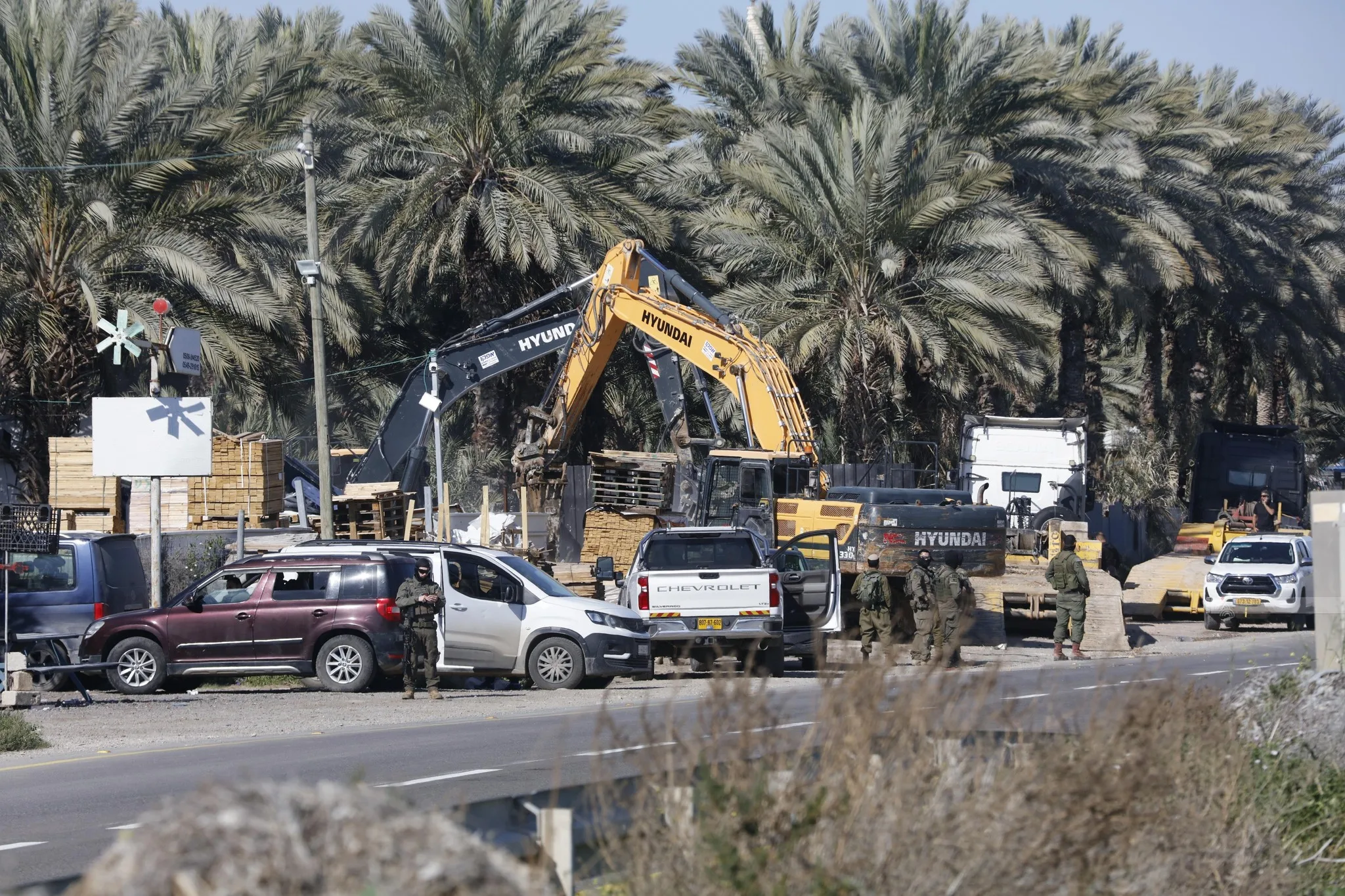 مستوطنون يقومون بتجريف الأراضي الزراعية في شلال العوجا