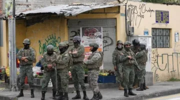 مسلحون يهاجمون ويقضون على 14 مدنياً في الإكوادور.