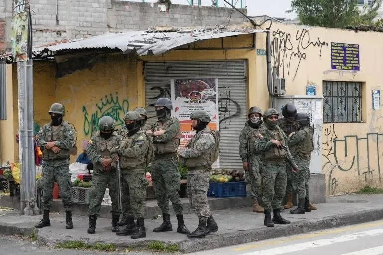 مسلحون يهاجمون ويقضون على 14 مدنياً في الإكوادور. مسلحون يهاجمون ويقضون على 14 مدنياً في الإكوادور.