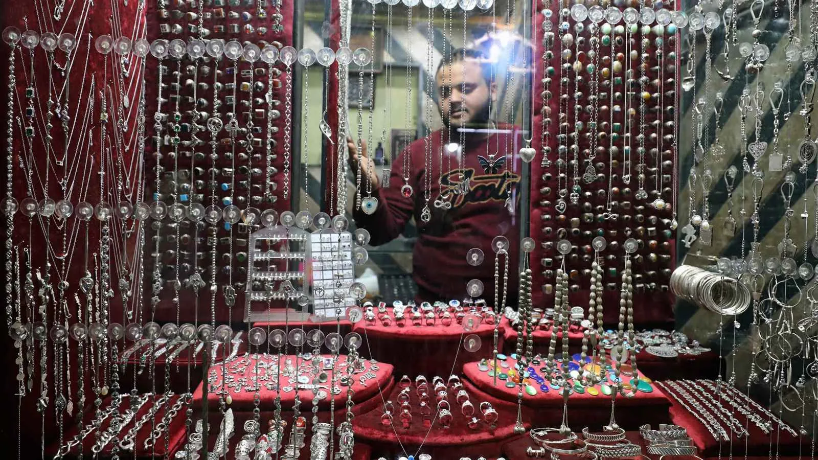 مصر تتخذ خطوات لإنقاذ صناعة الفضة من خلال خطة لتعزيز الإنتاج المحلي مصر تتخذ خطوات لإنقاذ صناعة الفضة من خلال خطة لتعزيز الإنتاج المحلي