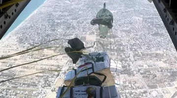 مصر تلقي كميات كبيرة من المساعدات جواً على قطاع غزة