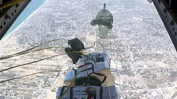 مصر تلقي كميات كبيرة من المساعدات جواً على قطاع غزة مصر تلقي كميات كبيرة من المساعدات جواً على قطاع غزة