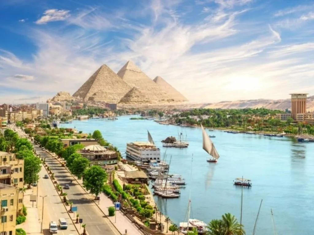 مصر تهدف للوصول إلى إيرادات سياحية قدرها 18.3 مليار دولار في العام المالي 2025/2026.