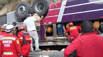 مصرع 15 شخصًا نتيجة انقلاب حافلة في بيرو