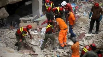 مصرع 27 فرداً نتيجة انهيار مبنى في باكستان