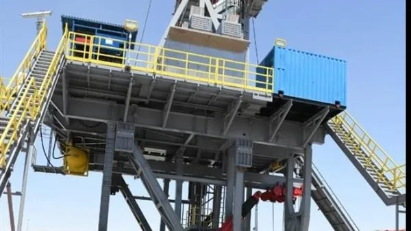 مصرع شخصين ونقل 24 آخرين من غرق منصة نفطية في البحر الأحمر
