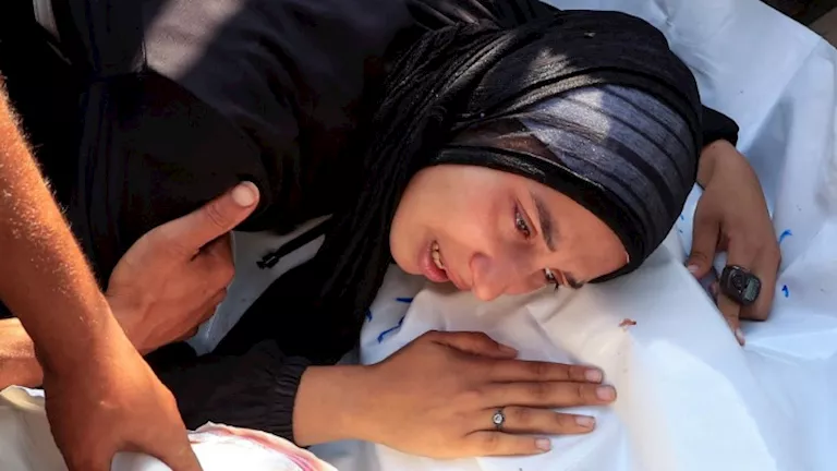 مقاول إغاثة في غزة: شهدت زملائي يطلقون النار على فلسطينيين معدمين مقاول إغاثة في غزة: شهدت زملائي يطلقون النار على فلسطينيين معدمين