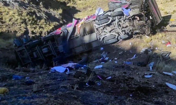 مقتل 15 فردًا في حادث حافلة في جبال الأنديز بالبيرو مقتل 15 فردًا في حادث حافلة في جبال الأنديز بالبيرو