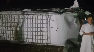 مقتل 4 أفراد وإصابة 12 في حادث تصادم بين سيارة نقل وميكروباص على طريق سيوة