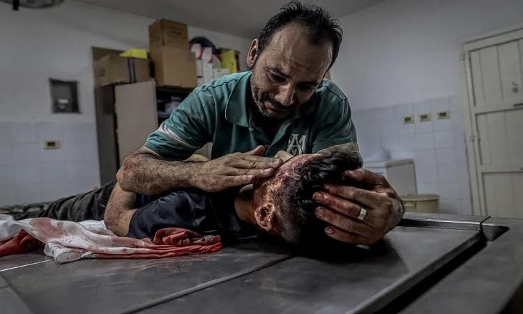 مقتل 6 فلسطينيين جراء غارة جوية إسرائيلية على مقهى في وسط قطاع غزة مقتل 6 فلسطينيين جراء غارة جوية إسرائيلية على مقهى في وسط قطاع غزة