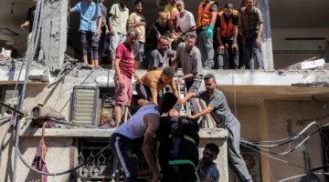 مقتل 6 فلسطينيين جراء قصف إسرائيلي على مركز صحي في وسط غزة