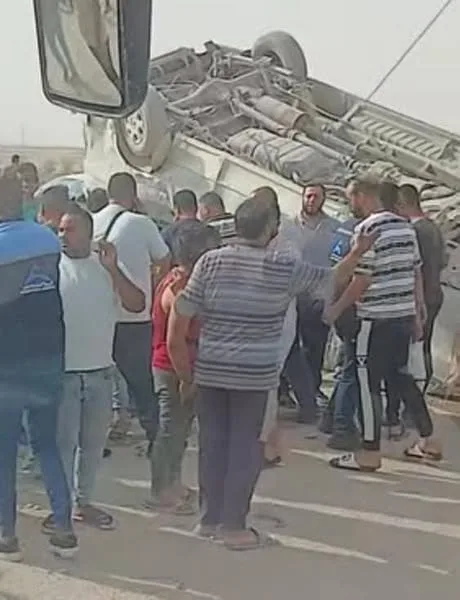 مقتل شخص وإصابة 13 آخرين جراء انقلاب حافلة صغيرة على طريق العين السخنة | صور