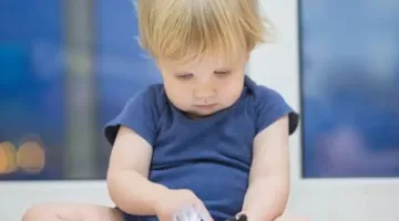 بحث يوضح أن زيادة استخدام شاشة الهاتف المحمول تؤثر سلباً على مهارات التعلم لدى الأطفال.