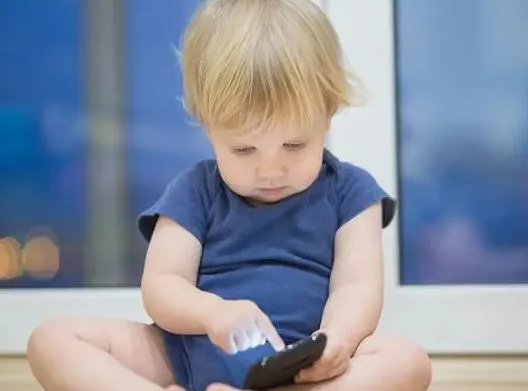 بحث يوضح أن زيادة استخدام شاشة الهاتف المحمول تؤثر سلباً على مهارات التعلم لدى الأطفال. بحث يوضح أن زيادة استخدام شاشة الهاتف المحمول تؤثر سلباً على مهارات التعلم لدى الأطفال.