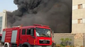 ملايين من الخسائر: حريق يلتهم مصنع للكيماويات في مدينة بدر | فيديو وصور