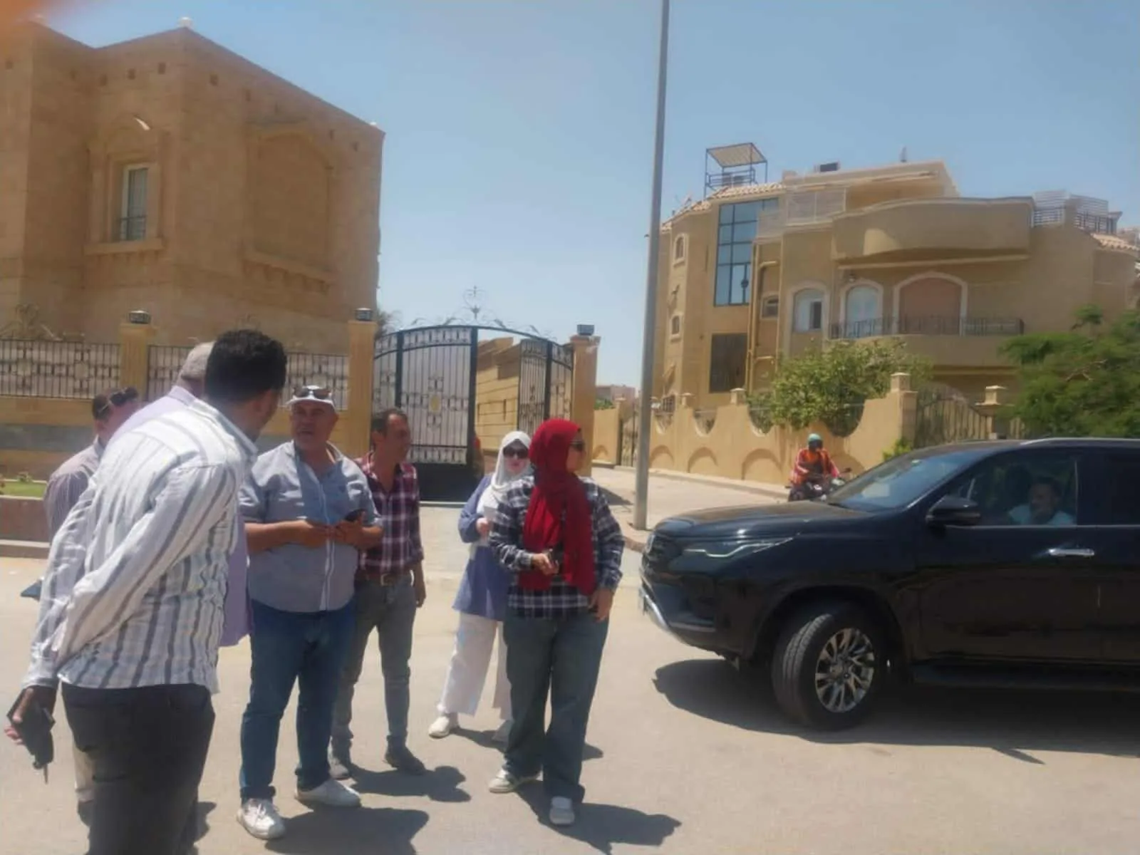 رئيسة جهاز مدينة الشيخ زايد تراقب جهود النظافة وصيانة المساحات الخضراء رئيسة جهاز مدينة الشيخ زايد تراقب جهود النظافة وصيانة المساحات الخضراء