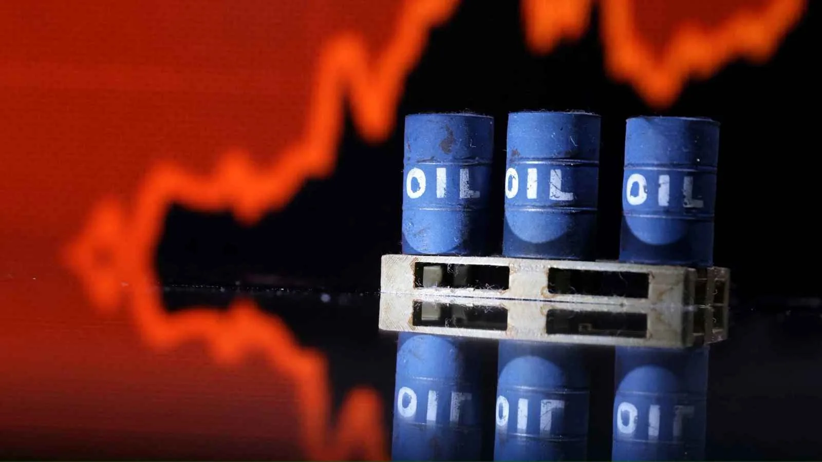 من التوتر إلى التفاوض: كيف أثّر ترامب على اتجاه أسعار النفط؟