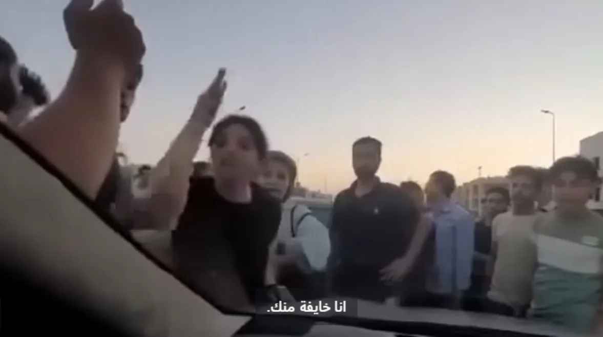 “من سيتجاوز أولاً” .. السلطات تحقق في فيديو يظهر اعتداء فتاة على امرأة في التجمع “من سيتجاوز أولاً” .. السلطات تحقق في فيديو يظهر اعتداء فتاة على امرأة في التجمع