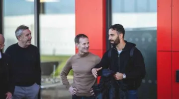 منافسة إنجليزية ثلاثية على ضم صديق عمر مرموش.. مانشستر يونايتد ينافس ليفربول