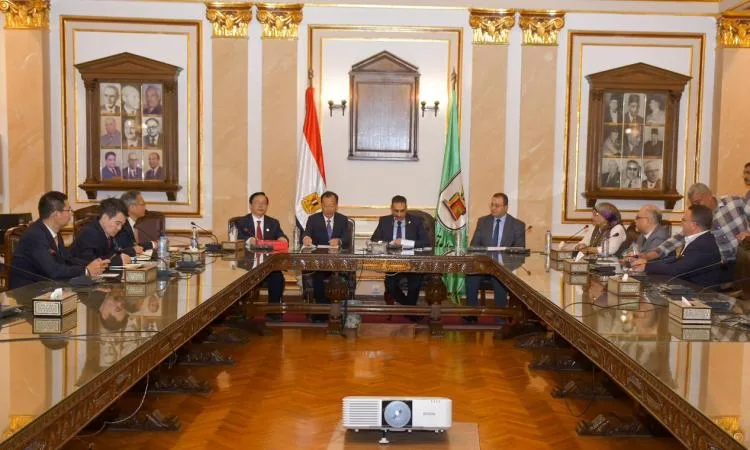 مناقشات لتعزيز الشراكة الأكاديمية بين جامعة القاهرة والجامعة الزراعية بجنوب الصين مناقشات لتعزيز الشراكة الأكاديمية بين جامعة القاهرة والجامعة الزراعية بجنوب الصين