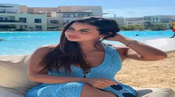 منة عرفة تشارك إطلالات جريئة متنوعة على الشاطئ من عطلتها الصيفية