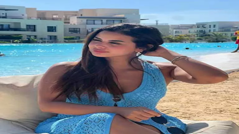 منة عرفة تشارك إطلالات جريئة متنوعة على الشاطئ من عطلتها الصيفية