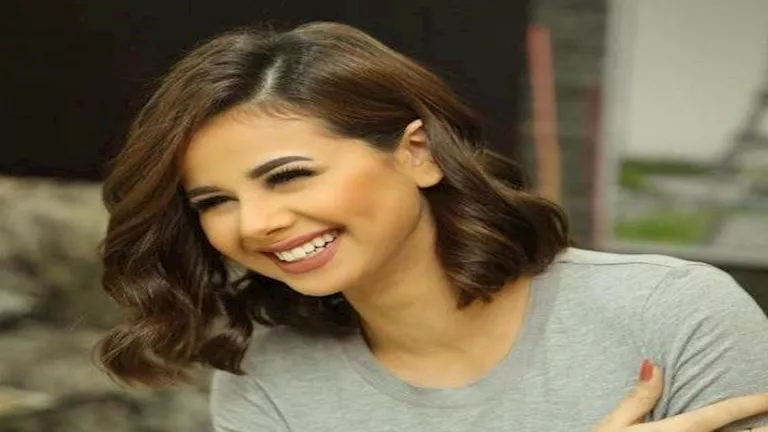 منة عرفة تعرض إطلالات جريئة ومميزة على الشاطئ خلال عطلتها الصيفية