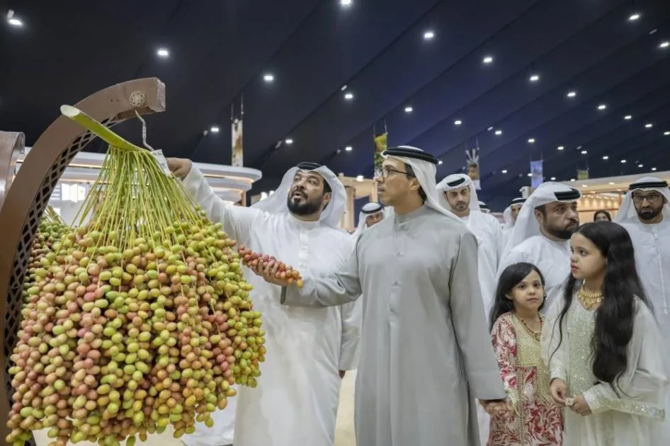منصور بن زايد: بفضل دعم محمد بن زايد، القطاع الزراعي يشهد تطوراً ملحوظاً. منصور بن زايد: بفضل دعم محمد بن زايد، القطاع الزراعي يشهد تطوراً ملحوظاً.