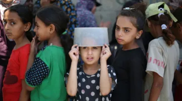 منظمة غزة الإنسانية: وفاة 20 فلسطينيًا نتيجة الدهس والطعن قرب مركز توزيع المساعدات في خان يونس