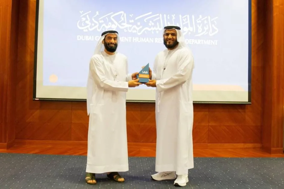 «موارد دبي» ت honoring صاحب اقتراح «تعديل ساعات العمل الصيفية»