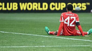 موسيالا يتعرض لإصابة خطيرة خلال مباراة بايرن وباريس، مما يسبب صدمة للاعبين من الفريقين.