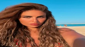 مي سليم تستمتع بإجازة الصيف بإطلالة فستان قصير على شاطئ البحر