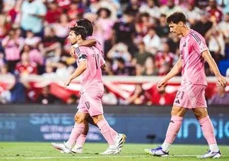 ميسي يعود بقوة.. يتجاوز كريستيانو رونالدو ويستعيد لقب هداف الدوري